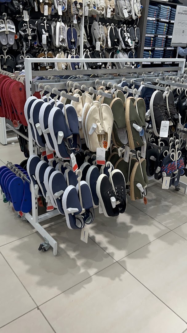 LC Waikiki: clear display of shop products