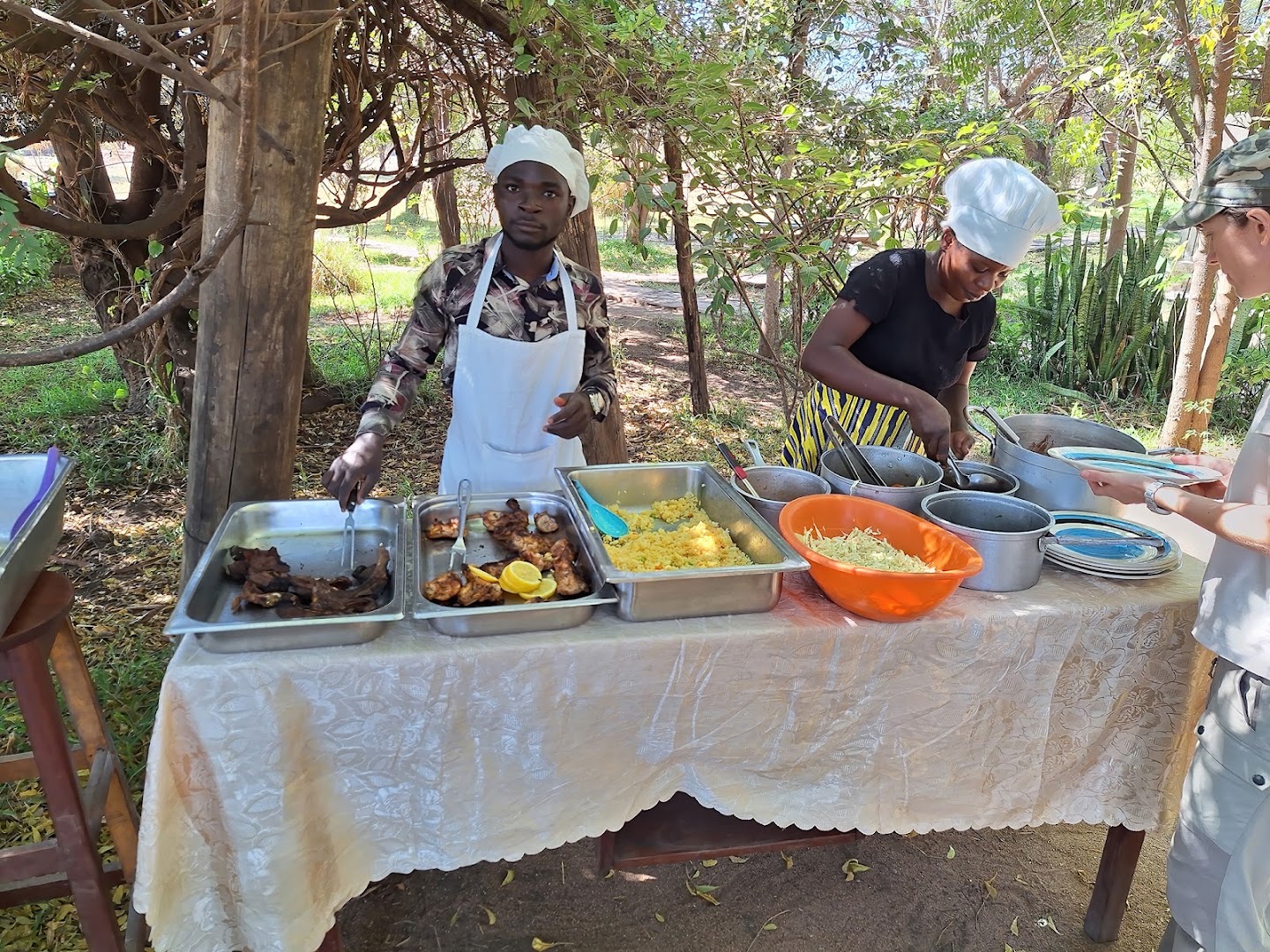 Dorphil Restaurant: staff serving prepared food