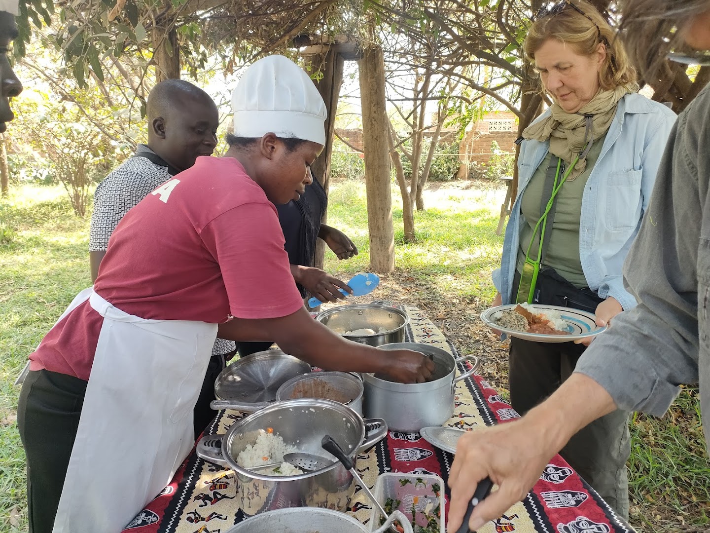 Dorphil Restaurant: staff serving food outdoors