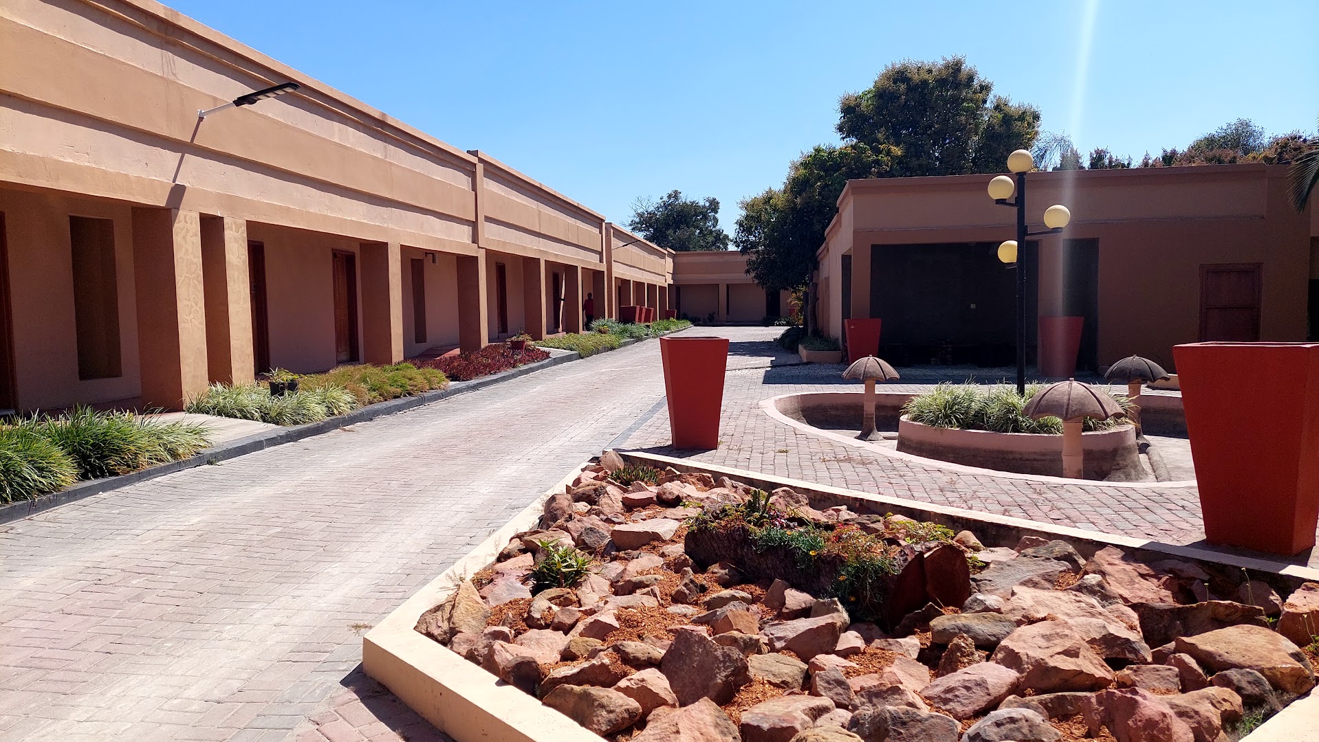 Country Lodge Mongu: clear photo of venue exterior