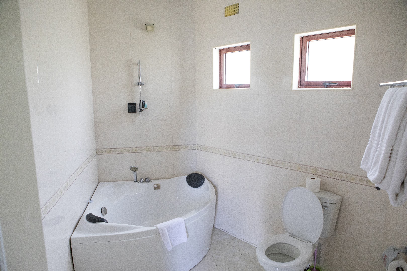 Kariba Sunset Villas: hotel room bathroom facilities