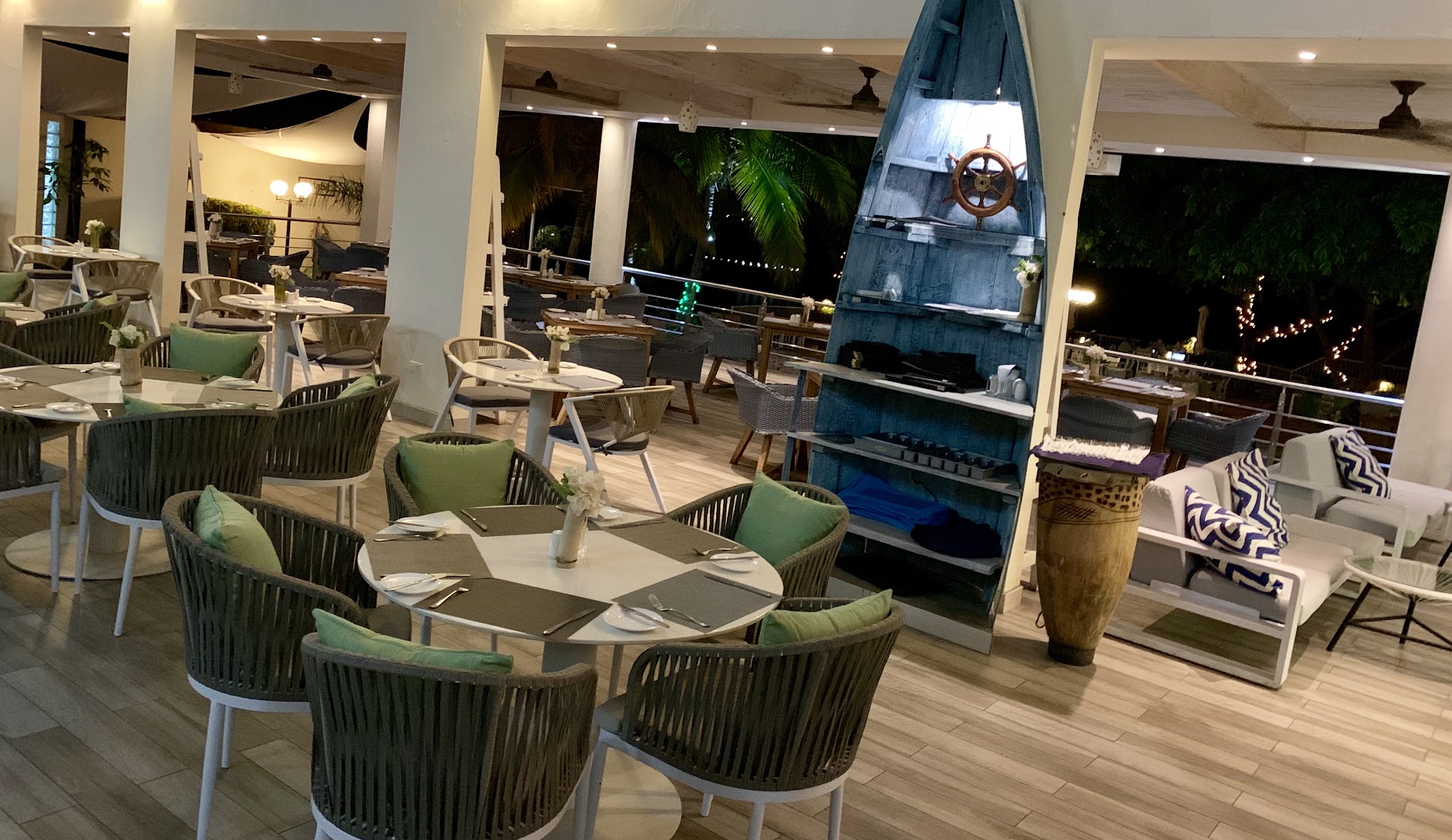 Lake Kariba Inns - The Fish Bowl: inviting and professional restaurant interior