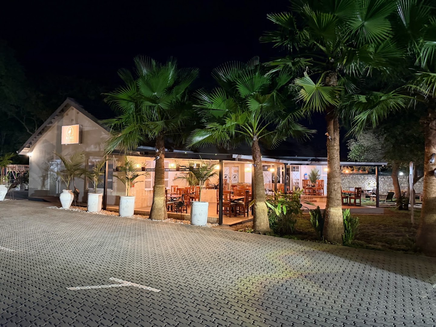 Kōri Studio Café & Restaurant: clear, inviting night exterior shot