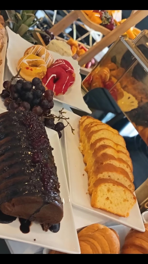 The Nest Café: appetizing display of food items