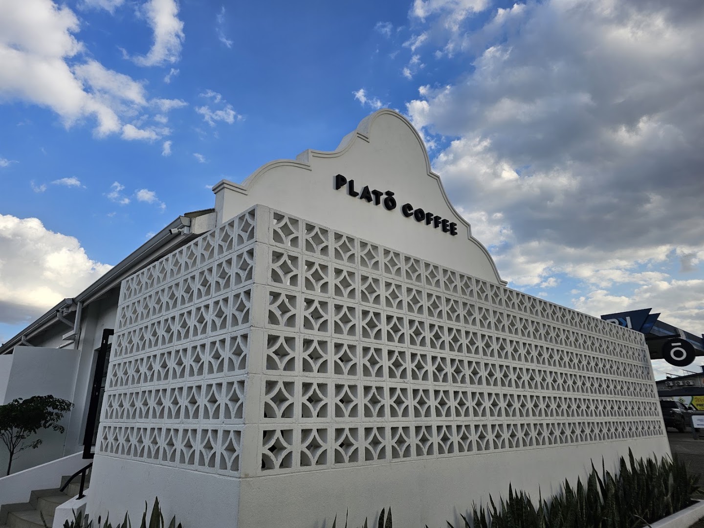 Platō Coffee: clear, professional exterior shot