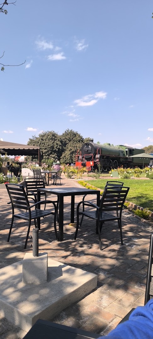 Loco Cafe: attractive outdoor seating area