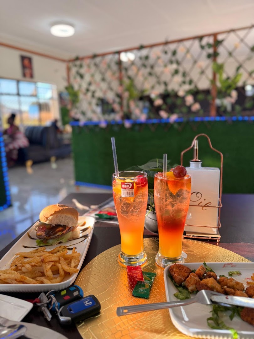 Big Mundus Restaurant: appealing food and drink presentation