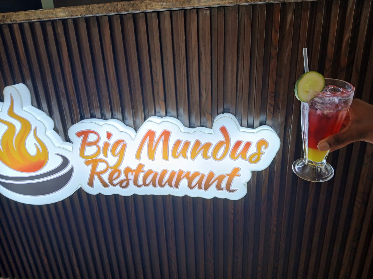 Big Mundus Restaurant: clear branding and drink presentation