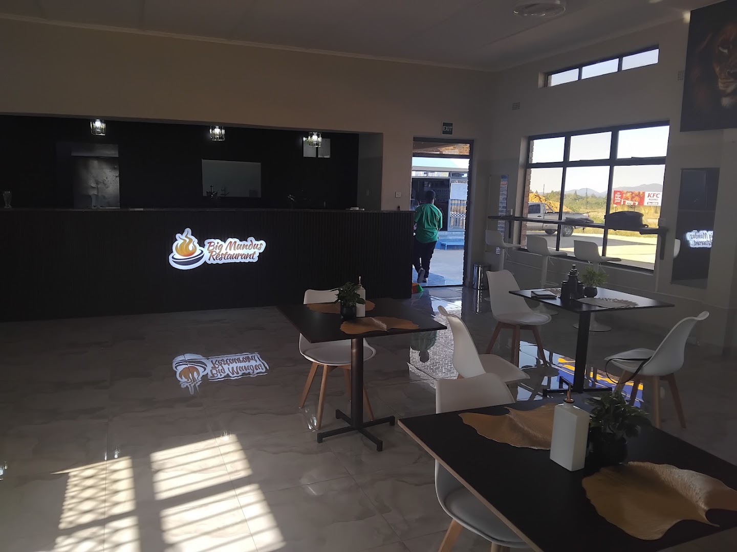 Big Mundus Restaurant: clear interior view of restaurant
