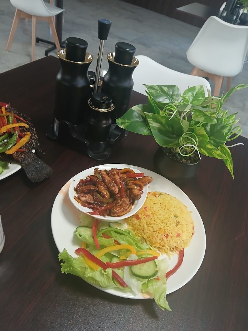 Big Mundus Restaurant: appetizing food presentation and atmosphere