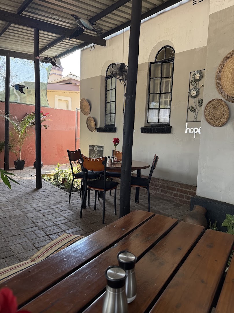 Moira Jane's Blue Bird Cafe: inviting and clean terrace atmosphere