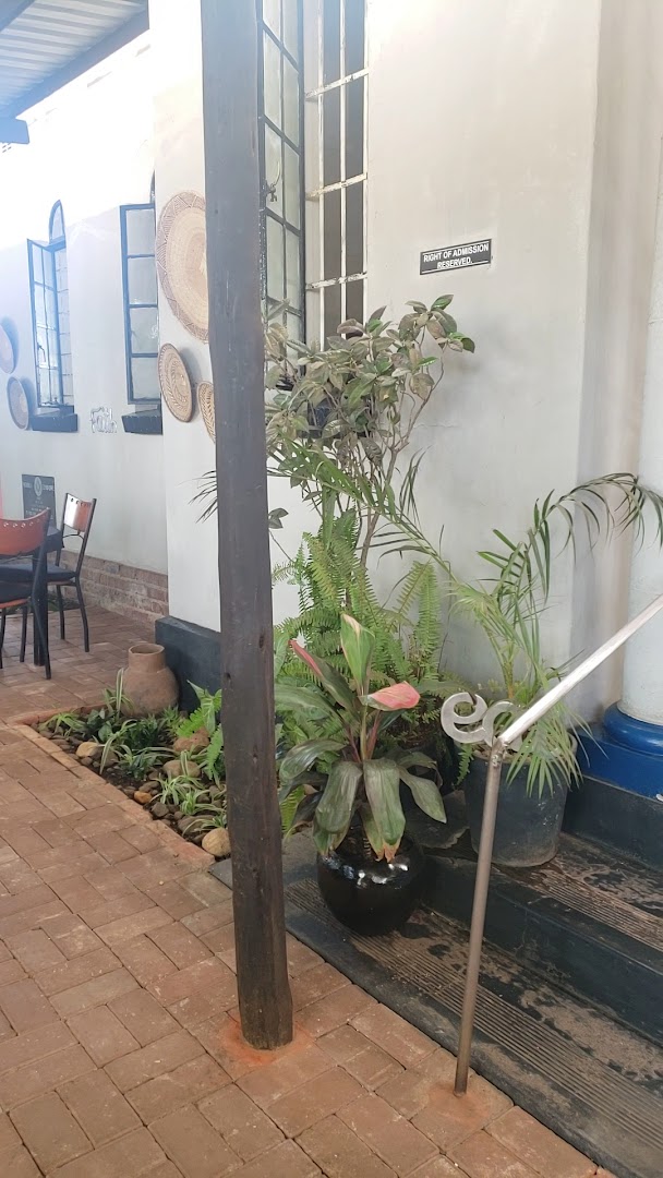 Moira Jane's Blue Bird Cafe: pleasant outdoor seating area