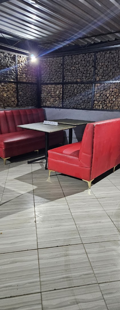 Bistro Grill n Wash: clear view of restaurant seating