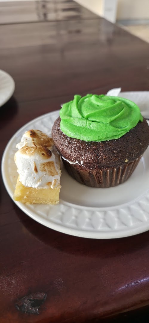 Cakesmiths Confections: appetizing photo of shop products